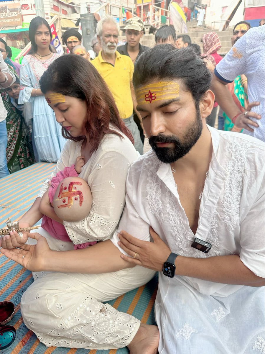 starframesoffl's tweet image. Varanasi echoes with joy and devotion as #GurmeetChoudhary and #DebinaBonnerjee celebrate Divisha&apos;s Mundan ceremony, weaving together love, culture, and blessings. 💕

@guruchoudhary @debinabon @divishaadiva