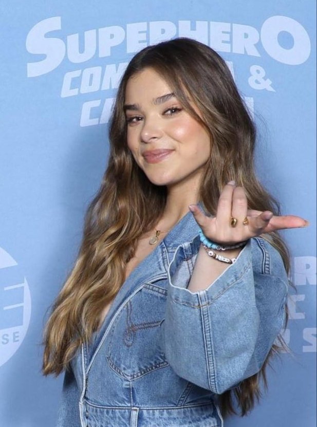 Hailee Steinfeld Source on Twitter: 