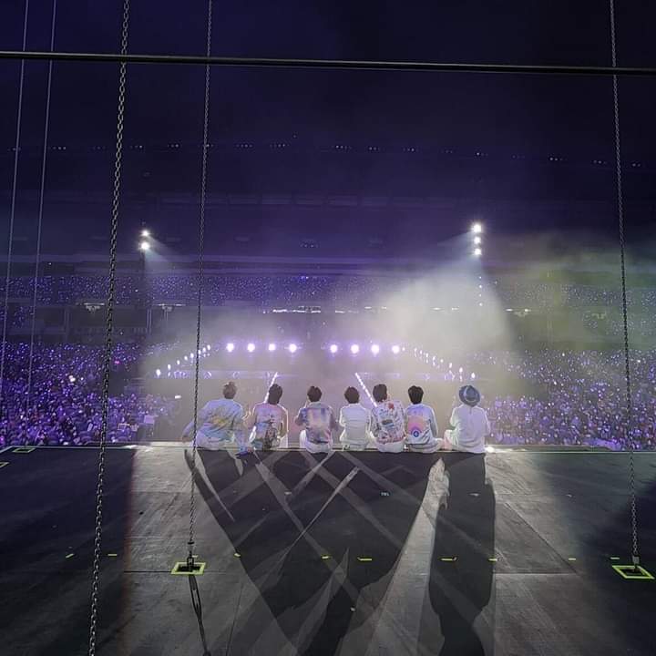 Mariana22M2's tweet photo. Feliz aniversario Army estoy muy feliz de estar en este fandom tan lindo 🤍💜
#HappyBDayARMY #HappyBirthdayARMY #Happy10thAnniversaryARMY https://t.co/o6AcptOrcs
