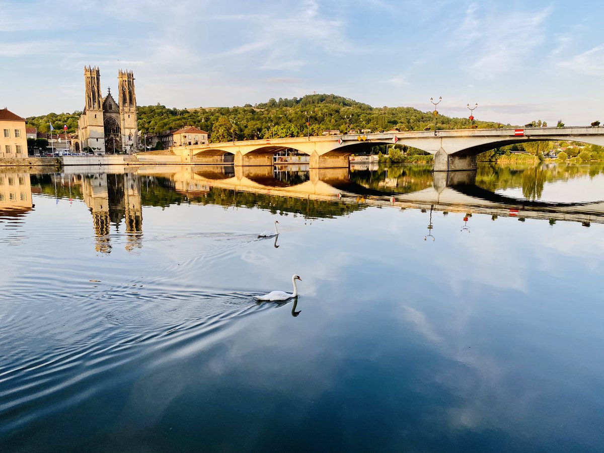 EmmanuelPierrat's tweet image. Très belle balade du soir le long de la Moselle, où l’on peut voir plus qu’un cygne..  

#abbayedesprémontrés #abbaye #lorraine
#pontàmousson #architecture #art #artreligieux #moselle #cygne