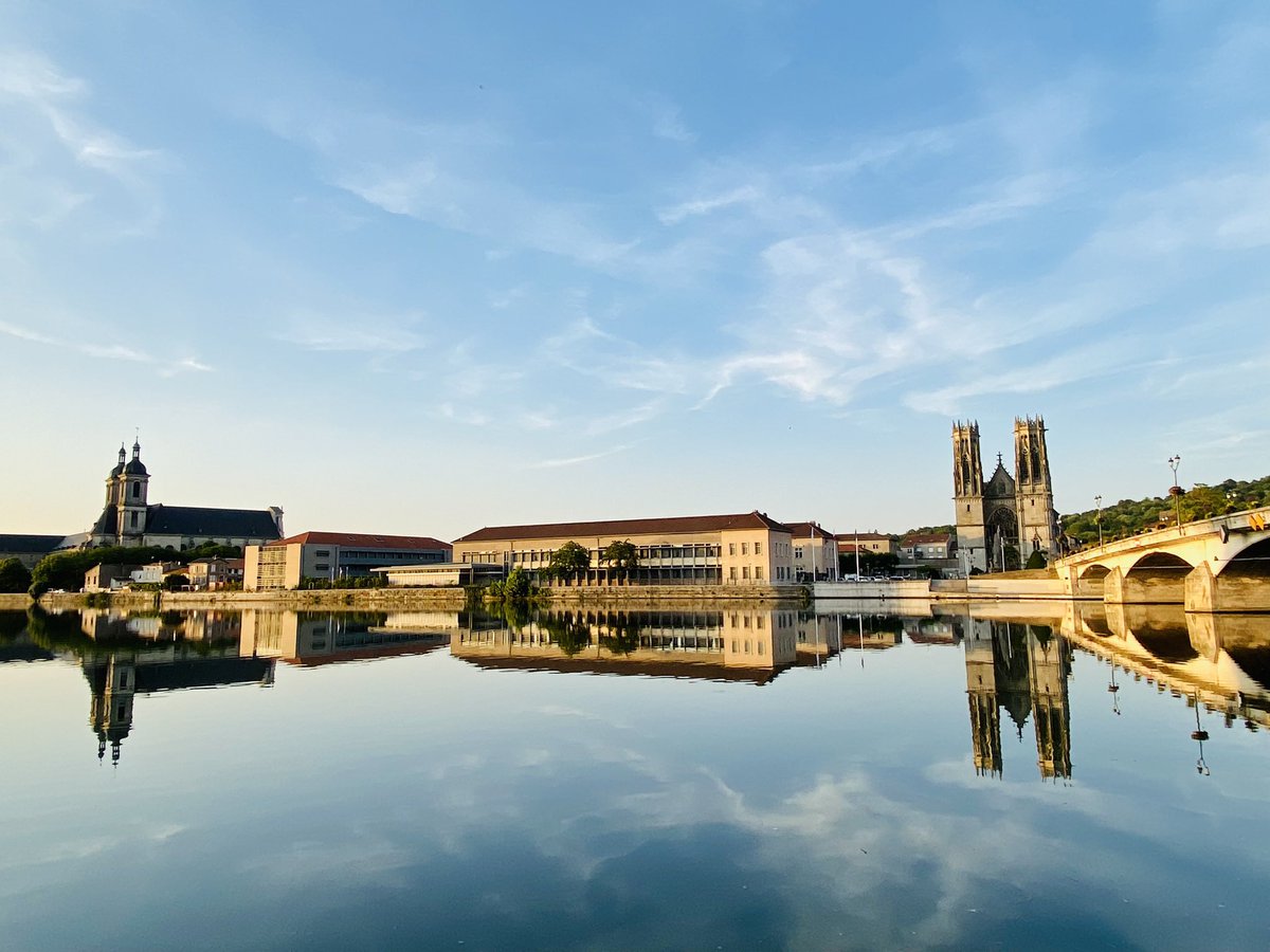 EmmanuelPierrat's tweet image. Très belle balade du soir le long de la Moselle, où l’on peut voir plus qu’un cygne..  

#abbayedesprémontrés #abbaye #lorraine
#pontàmousson #architecture #art #artreligieux #moselle #cygne