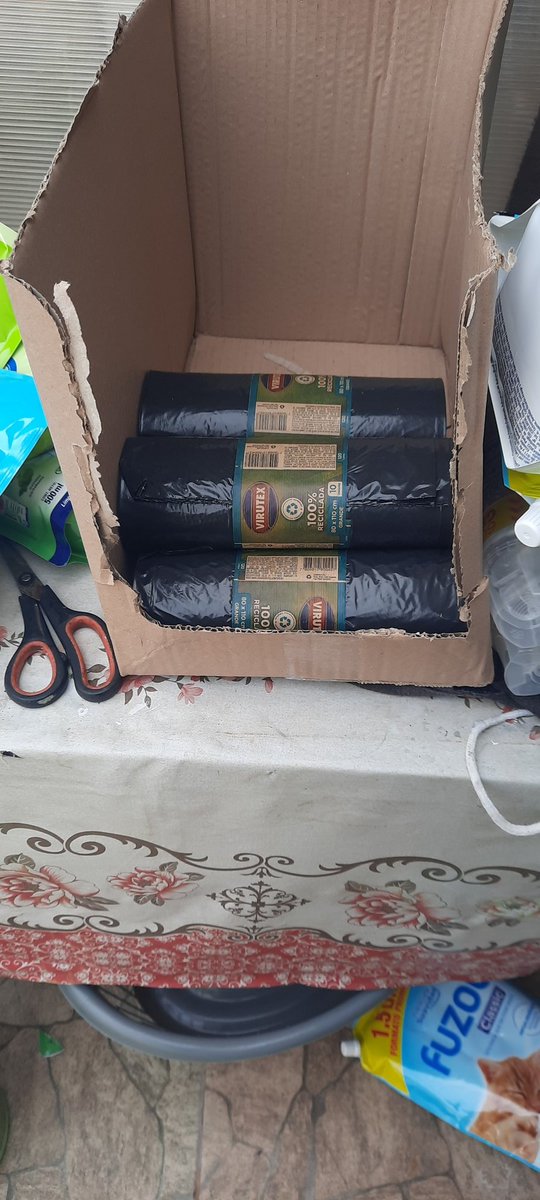 evilblackwidow's tweet photo. @LIDERcl hice la compra del mes, 145 productos, todos ellos amontonados en 7 bolsas y 2 cajas roñosas que se desarmaron al tomarlas. https://t.co/FIiM16Ix3O