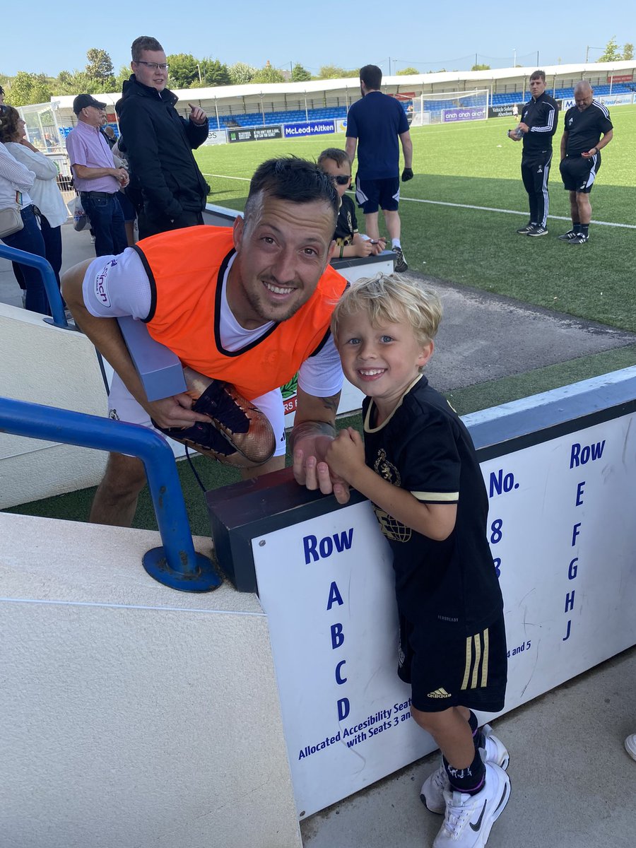 Congrats to a <a href="/CoveRangersFC/">Cove Rangers FC</a> legend 1️⃣0️⃣🙇🏼‍♂️💙🤍 <a href="/cscully13/">Connor Scully</a>