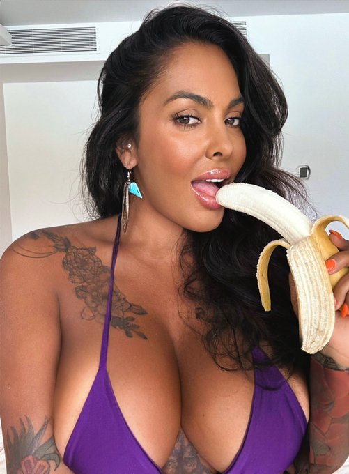 What&rsquo;s your favorite fruit 🍌  https://t.co/QJ1jn7NmZt https://t.co/lGWX0QMoLF