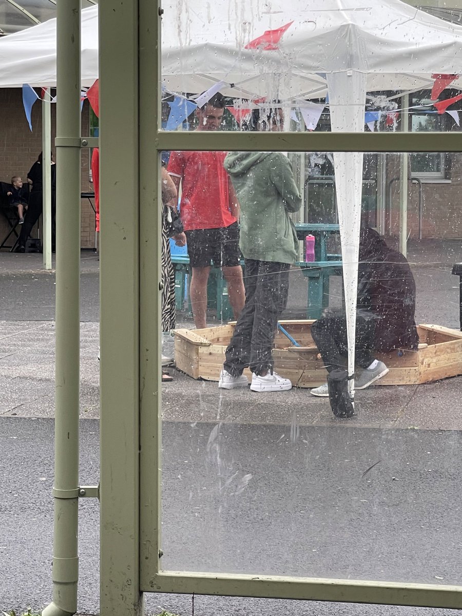 BerniceKostick's tweet photo. @NorthRidgeSch amazing day! Ridge  fest! Lovely to see everyone even if it rained! We all worked hard except Mr Fraser who watched whilst holding a leaf blower ! Glad you’ll be back in the last week to work hard Mr F !! 😁 https://t.co/rknLps9iVY
