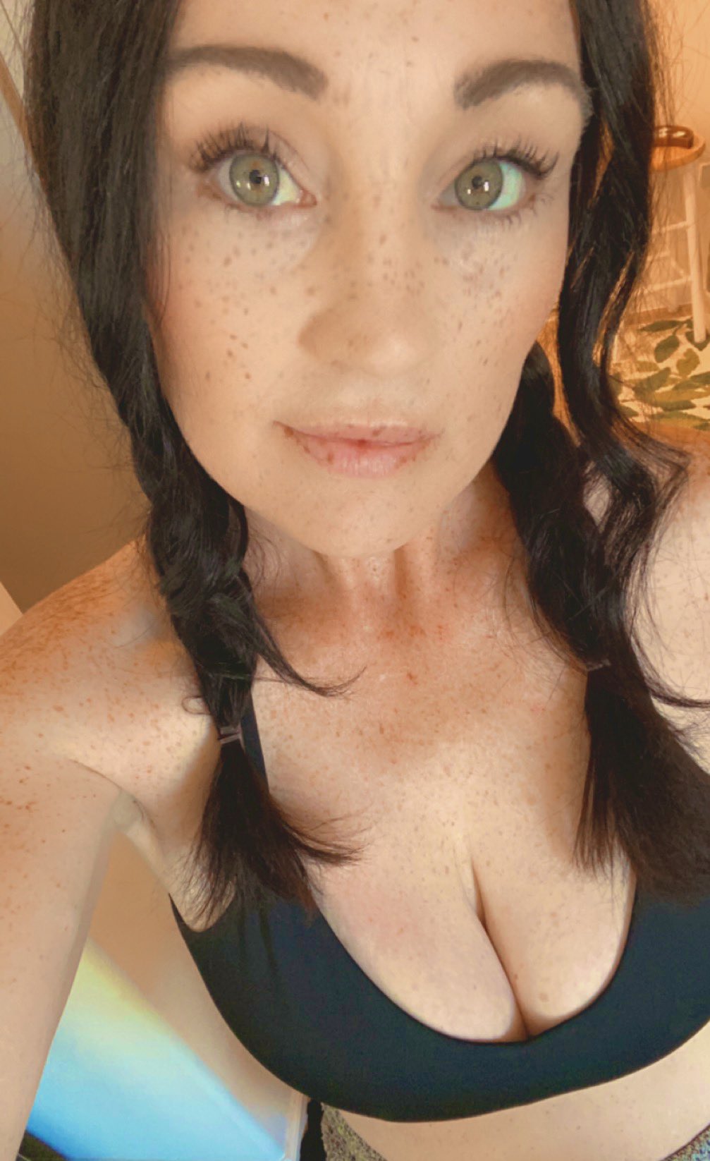 AstroGirl 🌜💨 on Twitter: "Got my gray sweatpants on. Or is it grey? 😬😆💚