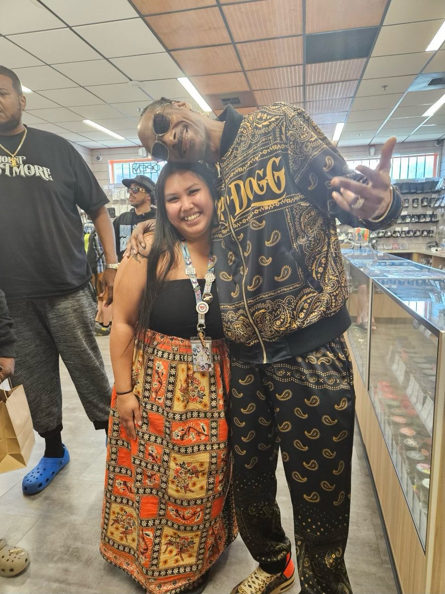 agreenertoday's tweet image. Never know who you’re gonna see at our shops. @SnoopDogg knows what’s up. #SaturdayVibes #mlb #AllStarGame