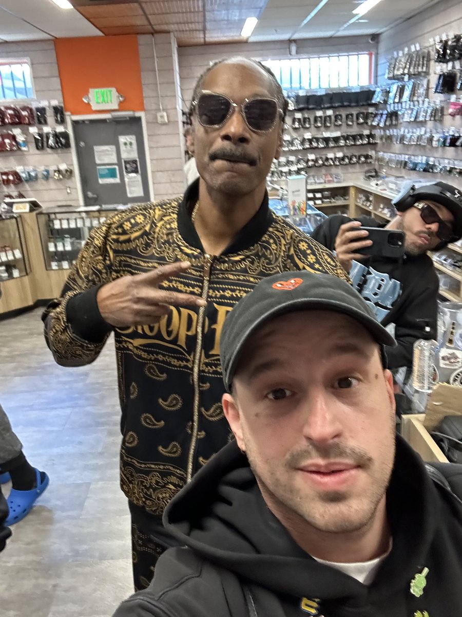 agreenertoday (@agreenertoday) on Twitter photo Never know who you’re gonna see at our shops. <a href="/SnoopDogg/">Snoop Dogg</a> knows what’s up. #SaturdayVibes #mlb #AllStarGame Never know who you’re gonna see at our shops. <a href="/SnoopDogg/">Snoop Dogg</a> knows what’s up. #SaturdayVibes #mlb #AllStarGame