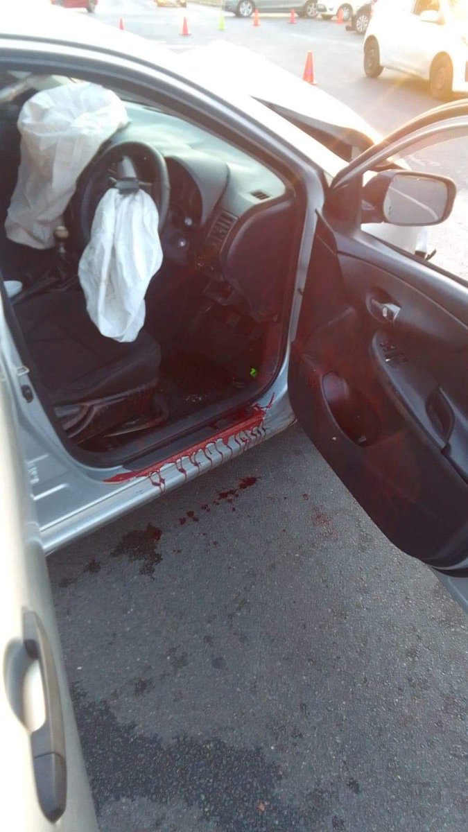 Veetra__'s tweet photo. ⚠️GRAPHIC CONTENT ⚠️

*Operational Success*

📍RIDGEWAY, RIFLE RANGE

*OPERATIONAL TEAM*

👮‍♂️ GAUTENG HIGHWAY PATROL
👮‍♂️ GUERILLA TACTICAL SERVICES

🔊 *REPORT*🔊

On Saturday 8th July, members of GTS were on patrol doing routine site visits, while at the OBC Centre GTS reaction officer noticed an armed robbery.

Suspects got into a silver Toyota corolla and began chasing away.

GTS member immediately called for back up from Gauteng Highway Patrol.

A chase ensued and the suspects began shooting at the members, members returned fire.

Driver was shot, the driver continued to attempt to evade members and crashed into a motorist on rifle range.

Two suspects managed to get away, the suspect who was shot attempted to flea but was apprehended.

Various items belonging to victims were recovered in the vehicle.

It was established that the vehicle was affixed with false registration numbers and possibly linked to other robberies.

While engaging with the victim a second victim arrived stating that the same suspects had just robbed his daughter at gunpoint at Southgate.

Case of armed robbery was being opened at mondeor.

All necessary services were called.

Suspect to face charges of
1. Attempted murder
2 2 x counts of armed robbery
3 reckless and negligent driving.

Investigations are ongoing

Vehicle was Arrest and seizure*
🇮🇹x Suspect 
🇮🇹x Toyota corolla
🇮🇹x cellphones