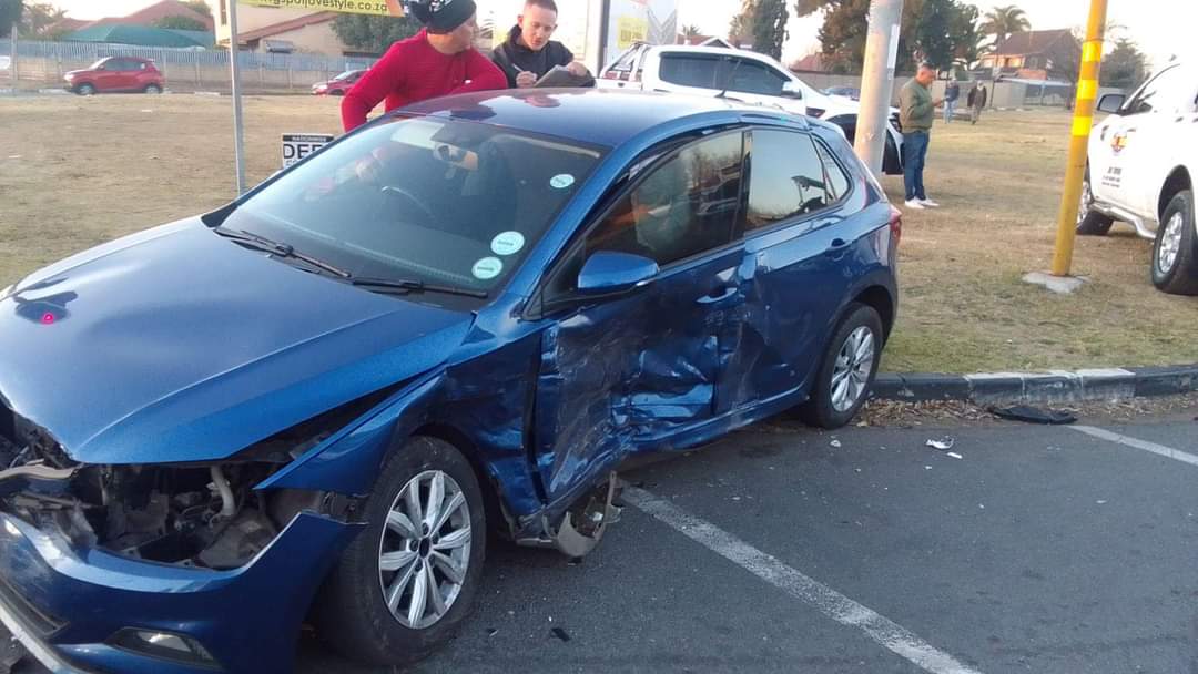 Veetra__'s tweet photo. ⚠️GRAPHIC CONTENT ⚠️

*Operational Success*

📍RIDGEWAY, RIFLE RANGE

*OPERATIONAL TEAM*

👮‍♂️ GAUTENG HIGHWAY PATROL
👮‍♂️ GUERILLA TACTICAL SERVICES

🔊 *REPORT*🔊

On Saturday 8th July, members of GTS were on patrol doing routine site visits, while at the OBC Centre GTS reaction officer noticed an armed robbery.

Suspects got into a silver Toyota corolla and began chasing away.

GTS member immediately called for back up from Gauteng Highway Patrol.

A chase ensued and the suspects began shooting at the members, members returned fire.

Driver was shot, the driver continued to attempt to evade members and crashed into a motorist on rifle range.

Two suspects managed to get away, the suspect who was shot attempted to flea but was apprehended.

Various items belonging to victims were recovered in the vehicle.

It was established that the vehicle was affixed with false registration numbers and possibly linked to other robberies.

While engaging with the victim a second victim arrived stating that the same suspects had just robbed his daughter at gunpoint at Southgate.

Case of armed robbery was being opened at mondeor.

All necessary services were called.

Suspect to face charges of
1. Attempted murder
2 2 x counts of armed robbery
3 reckless and negligent driving.

Investigations are ongoing

Vehicle was Arrest and seizure*
🇮🇹x Suspect 
🇮🇹x Toyota corolla
🇮🇹x cellphones