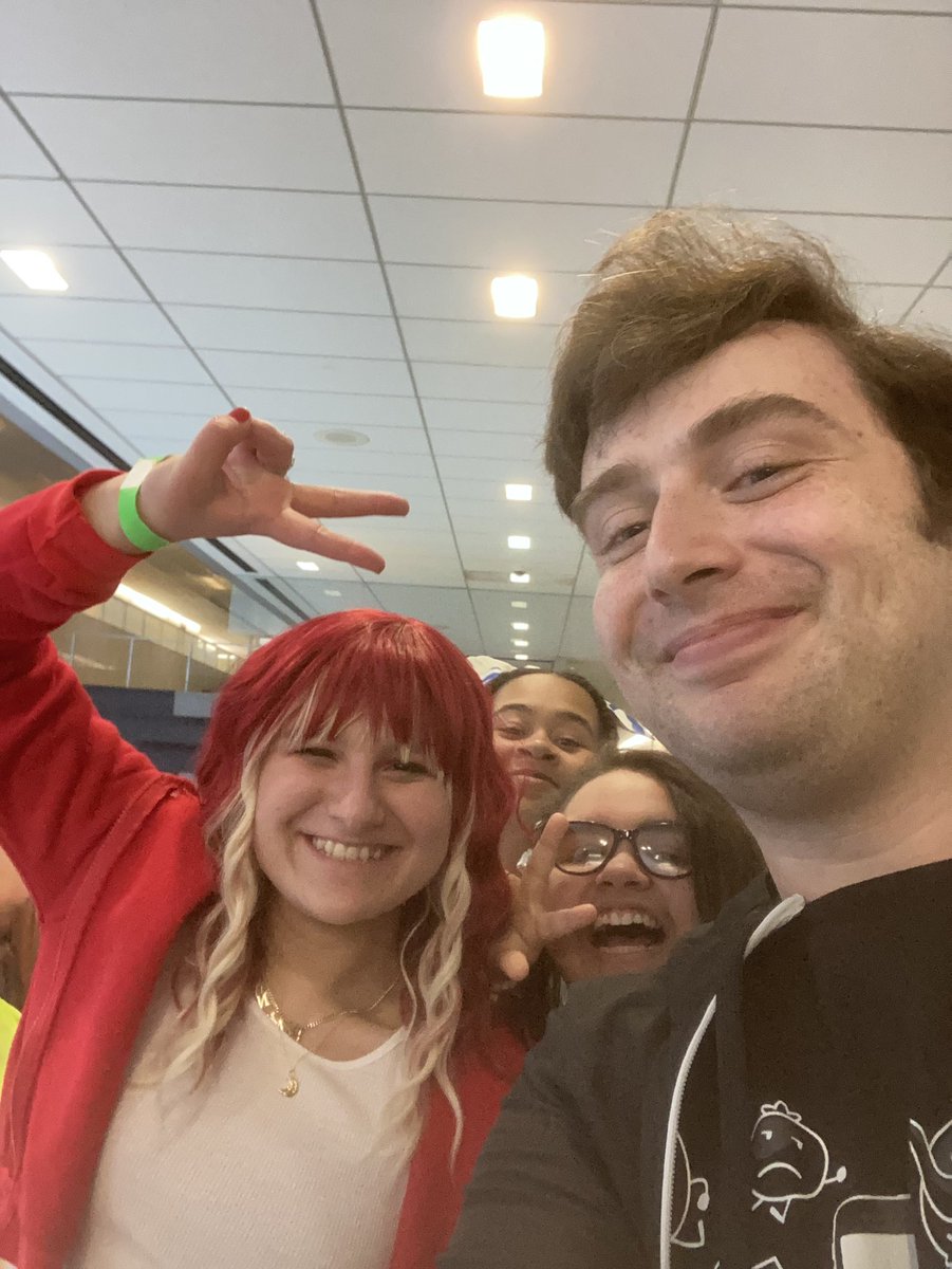 Thisisntflying's tweet photo. Fan met a fan! #InanimateInsanity https://t.co/XKzb8E9zEE