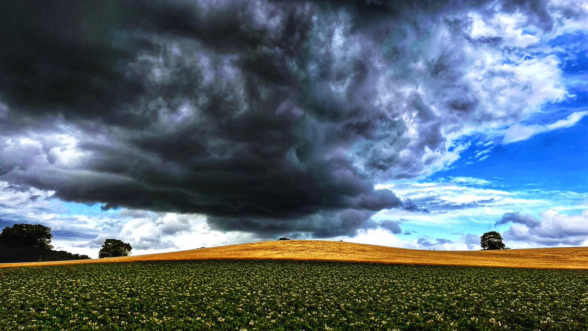 A bit stormy tonight over #kinver #landscapephotography