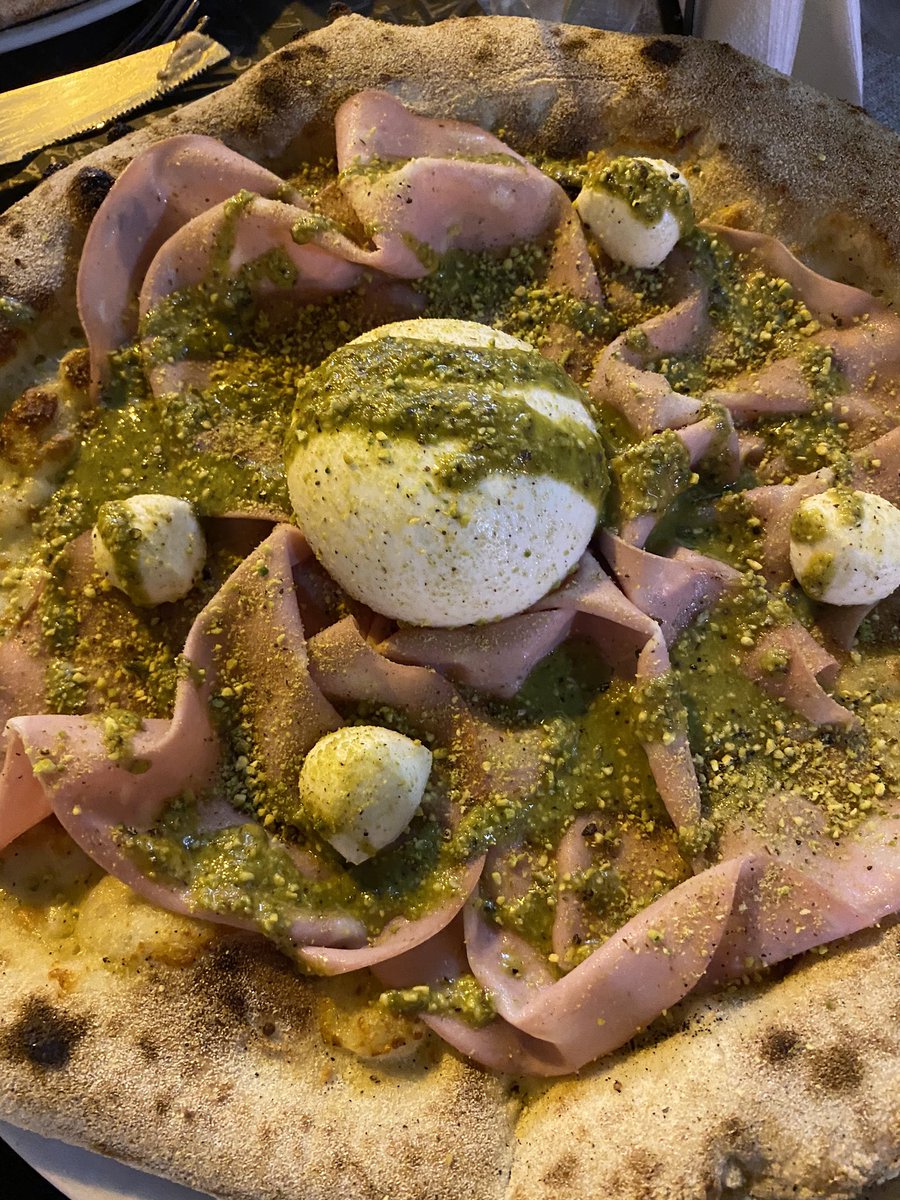 jdnssz's tweet photo. semplicemente la pizza migliore del mondo, non accetto altri gusti https://t.co/hNbR1PCYgF