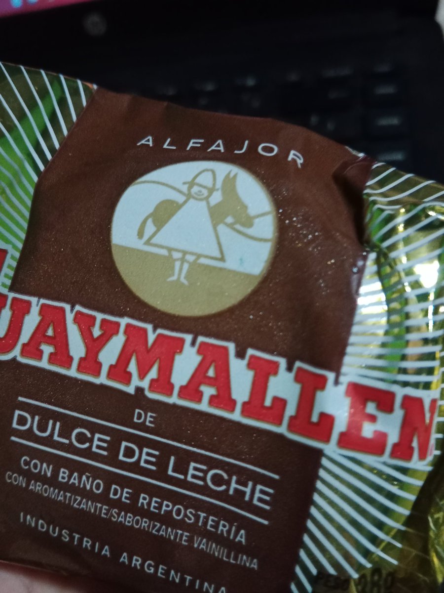 yonsuks's tweet photo. mi tío m trajo este coso de arg y xfin voy a saber a q sabe un alfajor después de leerlo 800 veces al día acá https://t.co/BroHHk1UA2