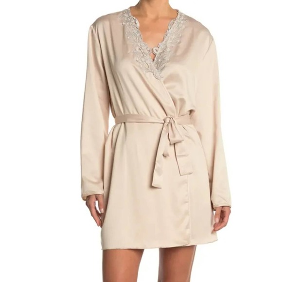 itsniabby's tweet photo. So good I had to share! Check out all the items I'm loving on @Poshmarkapp from @Pushaana #poshmark #fashion #style #shopmycloset #zara #burberry #flora: https://t.co/FNkUwaLk3v https://t.co/fXSw0aYjWf