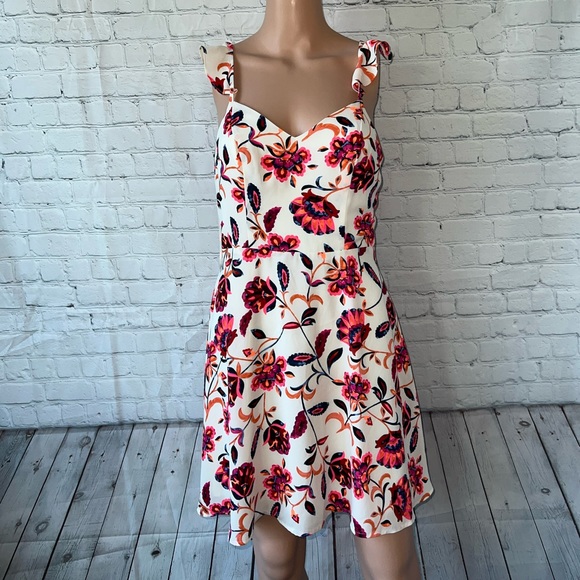 PoshmarkMama's tweet photo. So good I had to share! Check out all the items I'm loving on @Poshmarkapp #poshmark #fashion #style #shopmycloset #bardot #express: https://t.co/Wy484o1GuT https://t.co/fqr45FvtWw