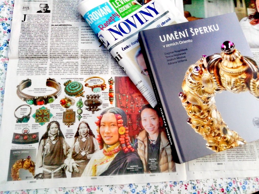 martinrychlik's tweet photo. 🗞️ V sobotních LN #Orientace (a již 13. dílu seriálu #Etno) píšu o tibetských špercích 💎 Hodně čerpám z nové výborné knížky "Umění šperku v zemích Orientu", kterou vydalo Náprstkovo muzeum @narodnimuzeum 📚 Díky NpM a Tereze Hejzlarové za fotky! https://t.co/jH5bXZ79VO