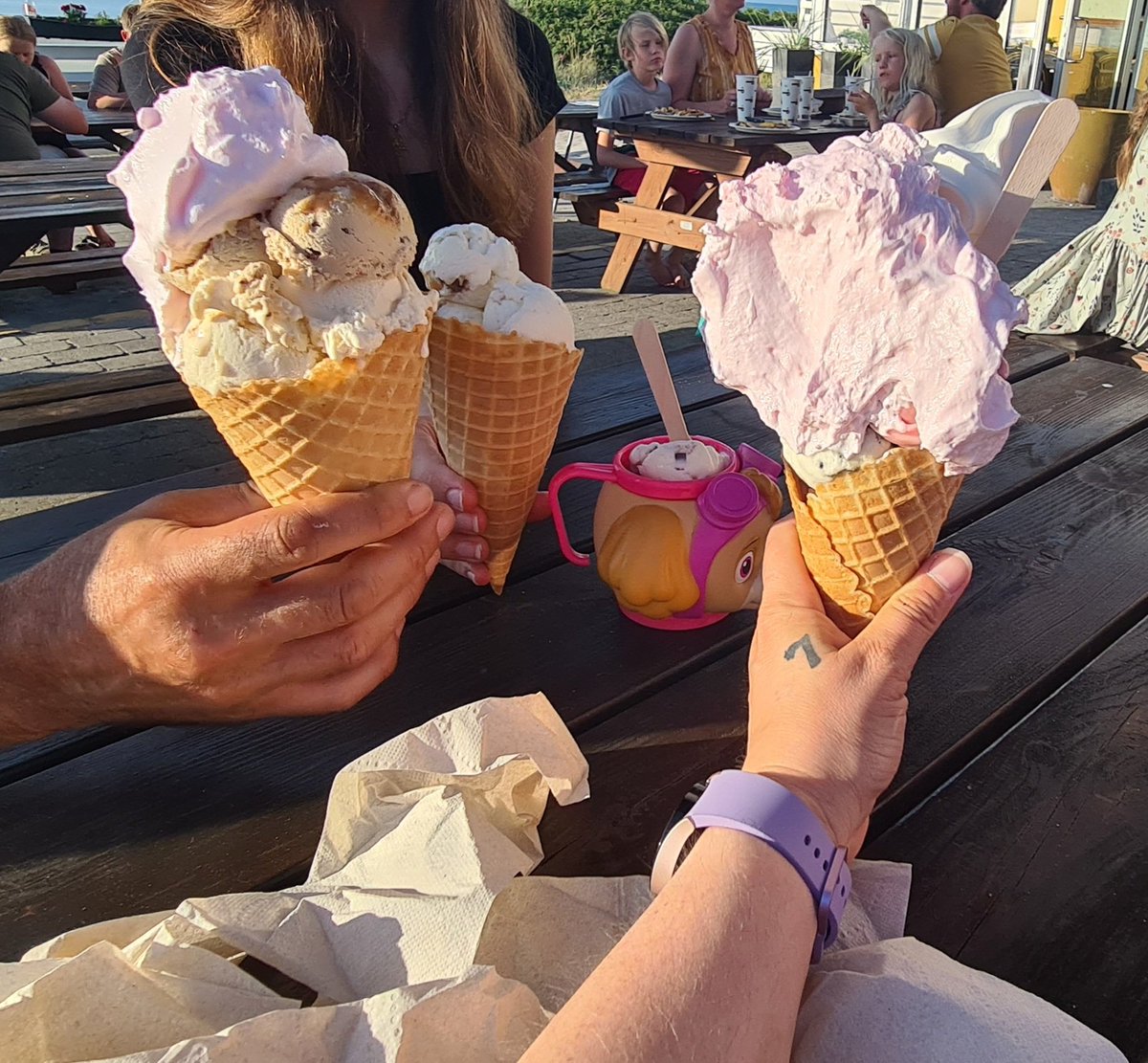 ArmyFrom_DK's tweet photo. With 25°C at 8pm we made the annual family trip to the Ice cream house 🍦🍦🍦🍧 and went for a walk with very full bellies 🤰 on the beach after ⛱️ 
#BeautifulSummer 
#BTS #방탄소년단 @BTS_twt https://t.co/GFgzturB3d