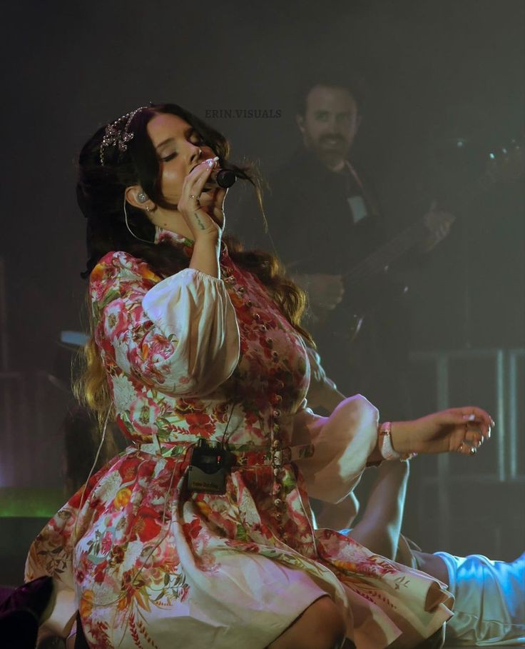 aliciaalavigne's tweet photo. lana del rey https://t.co/FW5l7Z0XQk