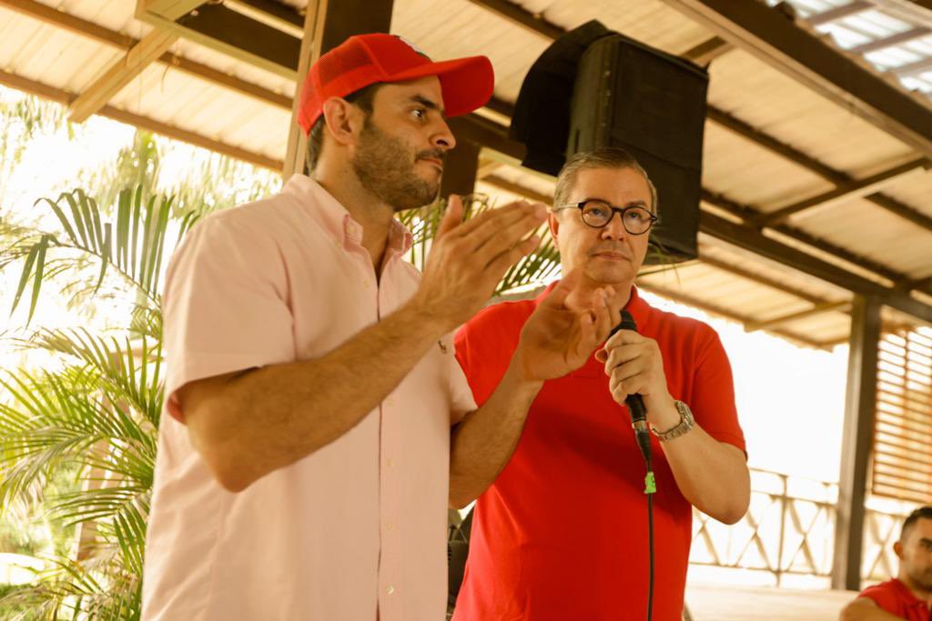 ErasmoZB's tweet photo. Con mucha felicidad y compromiso recibo el respaldo del senador liberal @fabioaminsaleme junto al diputado @jcorralessaleme y el precandidato a la Alcaldía @manzurcarlosm, para llegar a la Gobernación del departamento.

¡En equipo nos enamoraremos aún más de Córdoba! https://t.co/anqNMxZAjm
