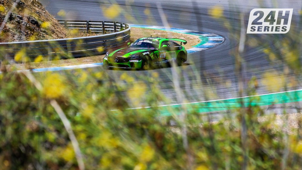 24HSERIES's tweet photo. #24HSERIES | Entering the closing 20 minutes, #PCRSport (418) finally moves up to 16th overall. It's been a tough event for the Spanish team, including multiple trips into the gravel and a differential issue, but the Mercedes is on course to take a GT4 podium. 

#12HESTORIL https://t.co/ugf3ubvRH5