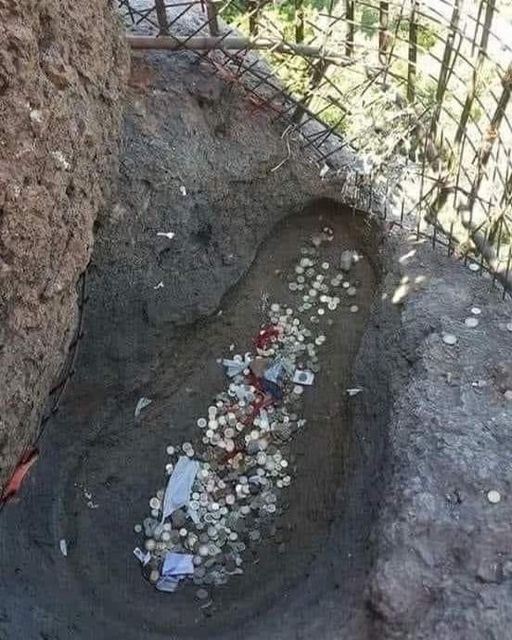 AliDag57978059's tweet photo. Bu, şeytanın ayak iziymiş, Ayvalık'da bulunuyor...
Kabe'de şeytanı taşlayan kitle,
Ayvalık’da şeytanın ayak izine para atarak dilekte bulunuyorlar bu kadar. https://t.co/D4mehMyuPs