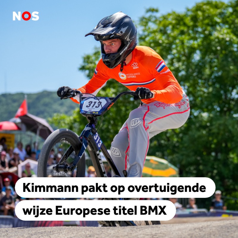 NOSsport's tweet photo. BMX'er Niek Kimmann is voor de tweede keer Europees kampioen geworden. In de finale vertrok de 27-jarige Nederlander vlijmscherp, nam direct de koppositie in en gaf die niet meer weg.

Hij hield twee Fransmannen achter zich: Jérémy Rencurel 🥈 en Romain Racine 🥉