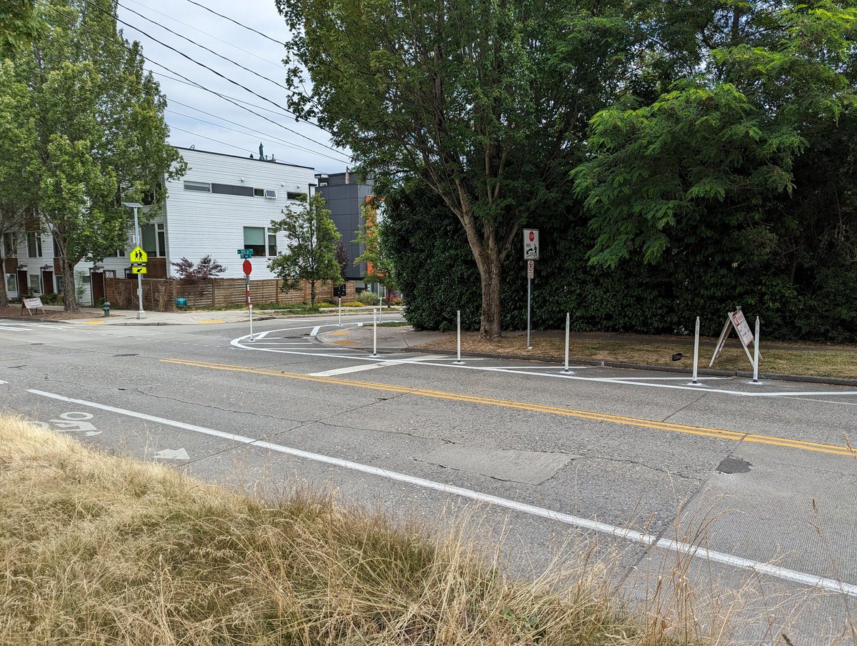 notkingofchids's tweet photo. @seattledot @Spottnik @BHSafeStreets New curb bulb and formalized parking space going up this morning looks amazing! https://t.co/Fp5nJJoMon
