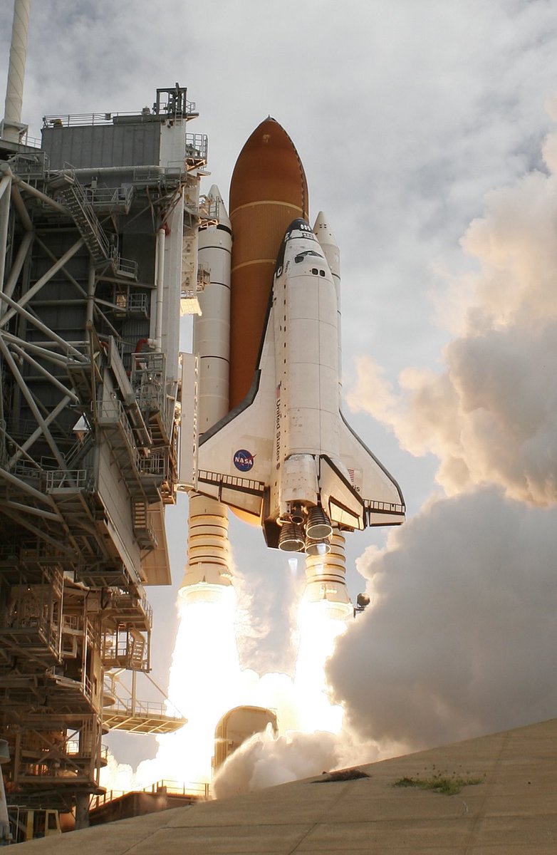 billmeco's tweet photo. #OTD July 8, 2011 The last #Launch of the #SpaceShuttle program #STS135 #Atlantis #ov104 @KSC #LC39 #Nasa https://t.co/727CMq4dnZ https://t.co/gX0e3a3Pt3