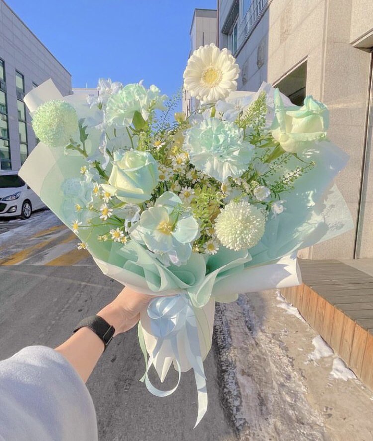 violettweets_'s tweet photo. pretty bouquet. https://t.co/Lh2gfRyceX