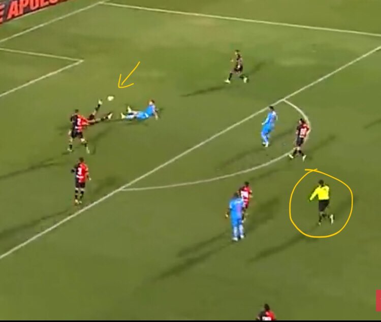 JParedesEA's tweet photo. @Alejandro191100 @calobeto11 En este momento pita el árbitro. Podría pitarse penal, siempre y cuando la jugada no viniera precedida de fuera de juego o si el pase iba dirigido a otro sector y el juez hubiera considerado falta. Mal cobro aquel día y peor la explicación de la CONAR. https://t.co/xB0kycXD2l