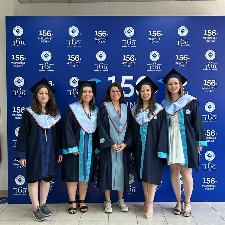 A nice moment from our graduation ceremony with the first graduates of our group🎈 I have to admit, I might have been even more excited than my dear students, and I felt like I was graduating again with each one of them😊