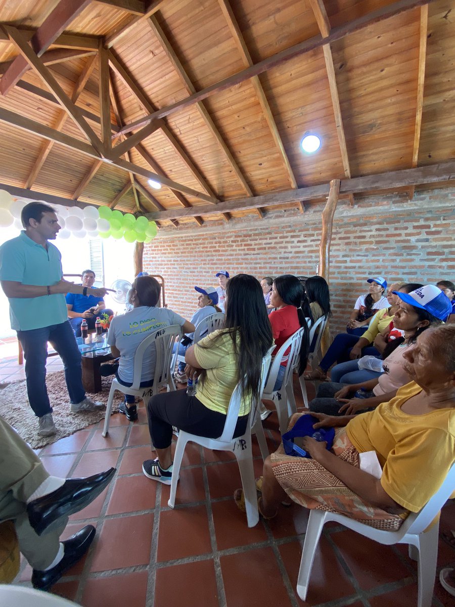 alfredovarelad's tweet photo. En Sabanalarga, estamos escuchando y hablando sobre la necesidad urgente que tiene el municipio de contar con servicios esenciales de primera mano.

 ¡Juntos, haremos que se renueve y se convierta en un lugar próspero y lleno de posibilidades! 💪💚 https://t.co/5YN5qXJoQy