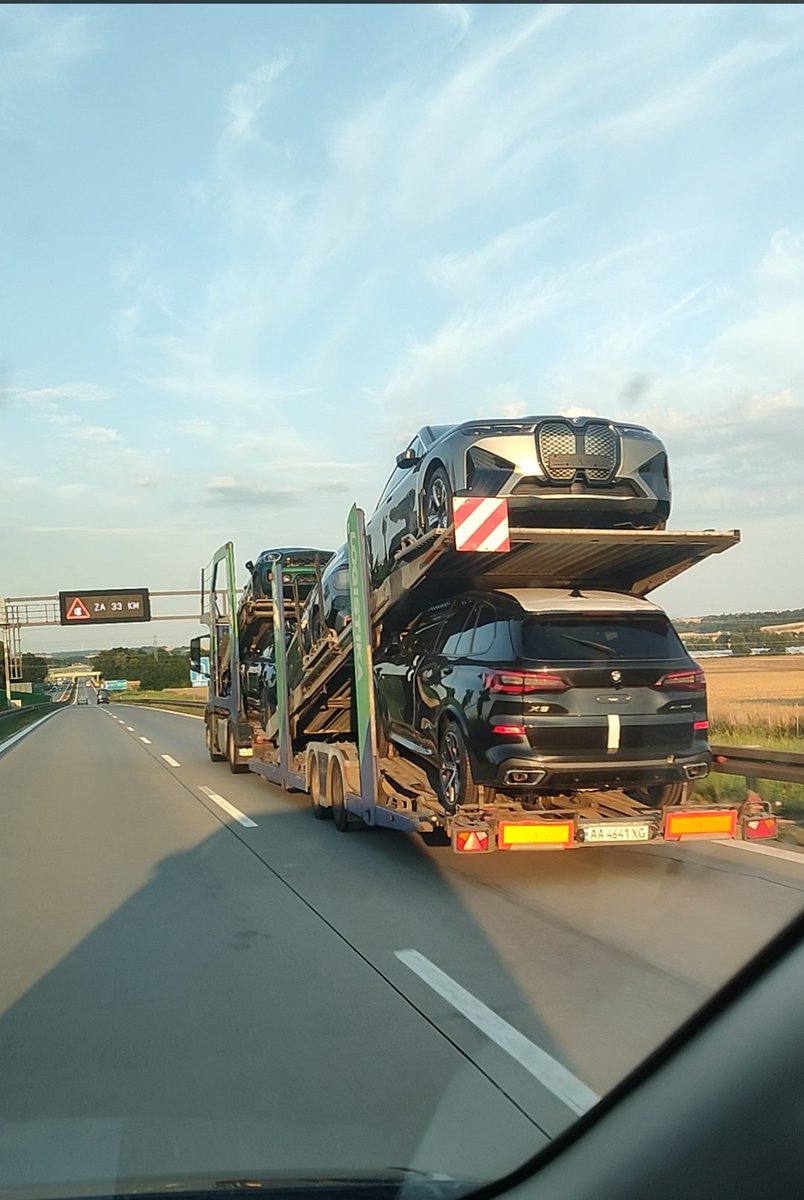 Autostrada A4, dzisiaj o godzinie 20 na wysokosci Legnicy.
Caly transport trzech lawet na ukrainskich numerach szacuje na 5-6 milionow PLN.
BMW M8, BMW M4 itd.
Slava!