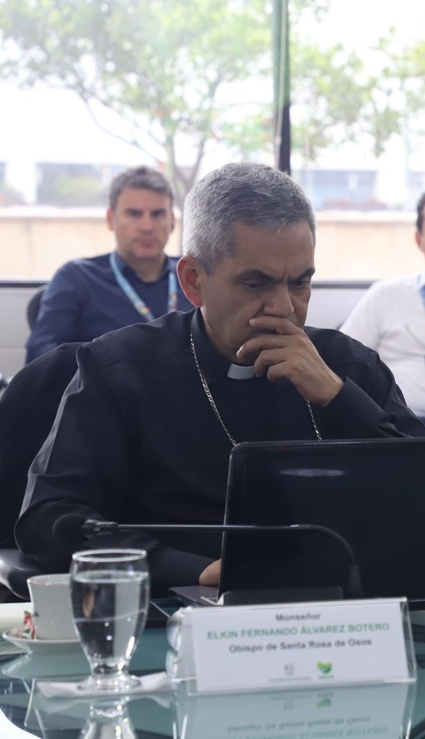 redepazant's tweet photo. Lamentamos el Fallecimiento de Monseñor ElKin Fernando Álvarez Botero, #ConstructorDePaz Obispo de @diocesisstarosa y Consejero @PazConsejo Un abrazo solidario a su Familia y feligreses. Que su luz nos guíe para seguir construyendo la Paz en #Colombia @episcopadocol https://t.co/eVNgpHlbtr