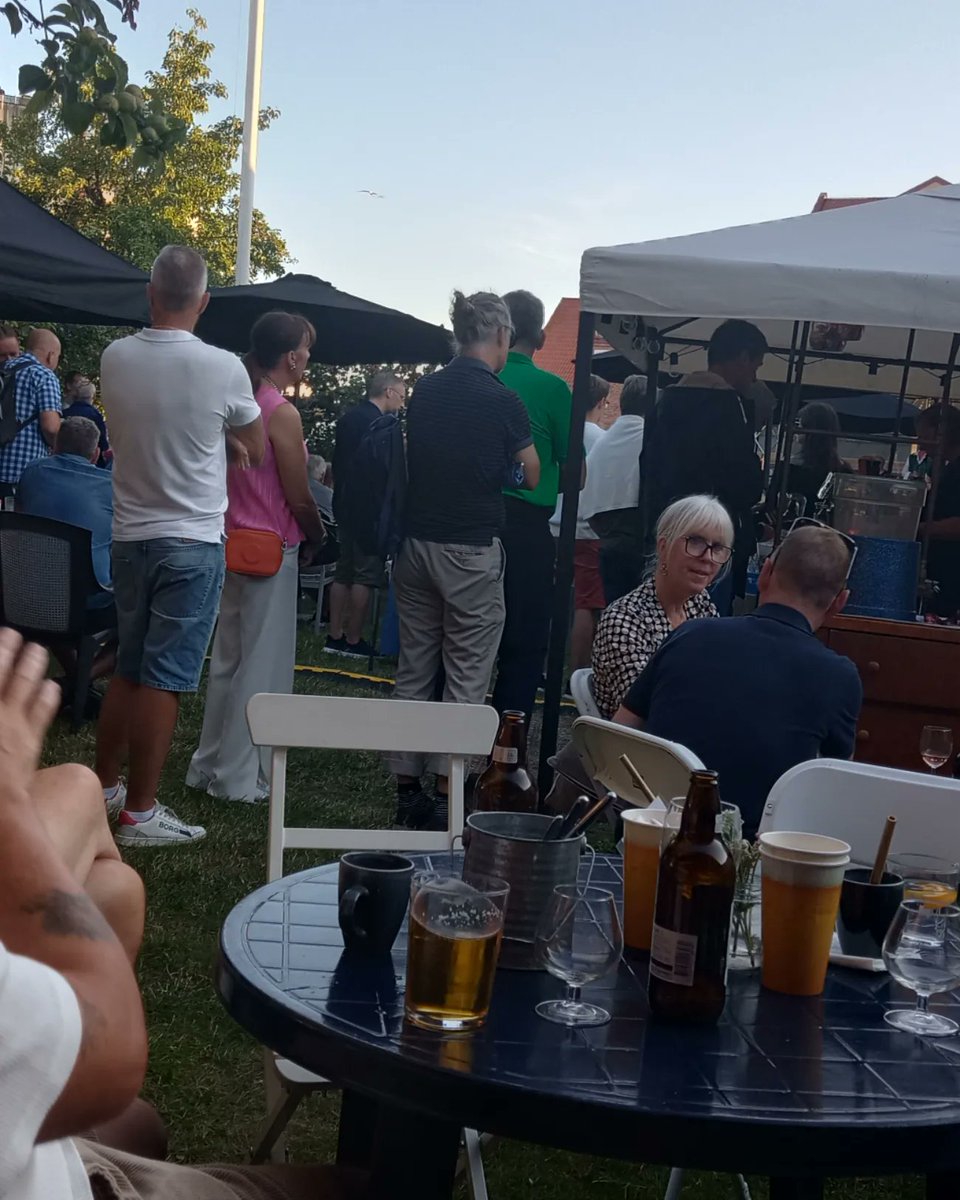 ltenstedt's tweet image. #Killebom stadsfestivalen i #Sölvesborg fyller 50. Mycket bra jazz o blues i Blåregnets trädgård. Har för mig att Malmöfestivalen dillade om vara äldst när de fyllde 40. Notera att kpmmunen börjat använda listerländska ❤️.