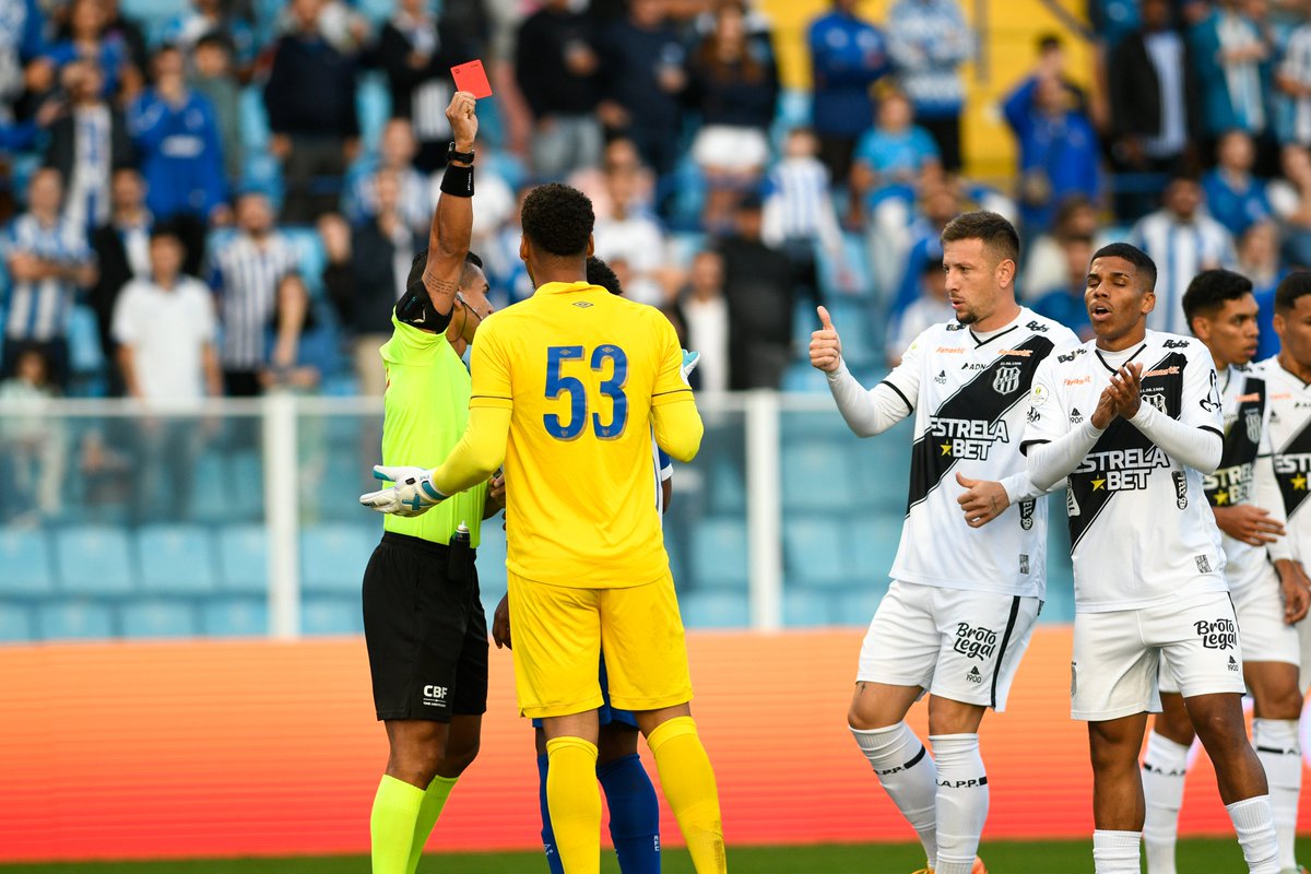 MafaldaPress's tweet photo. Goleiro do Avaí é expulso aos 3 minutos de jogo.

#avai #Brasileirao  #BrasileiraoB2023 https://t.co/oq9wiyOs6Y