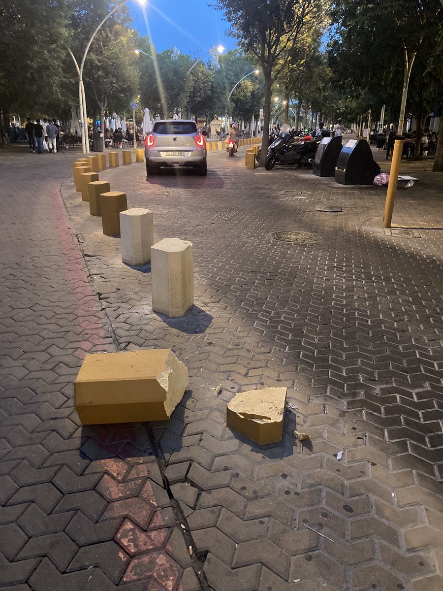 Acaba de pasar un autobús de #tussam un 13 creo, a las 22:00 horas de este sábado y se ha llevado este pivoté por delante. Y tan pancho, ni se ha parado <a href="/jlsanzalcalde/">José Luis Sanz</a> <a href="/Ayto_Sevilla/">Ayuntamiento de Sevilla</a> eso mismo hacen cuando le dan a coches o edificios. Y esto que lo pague el contribuyente