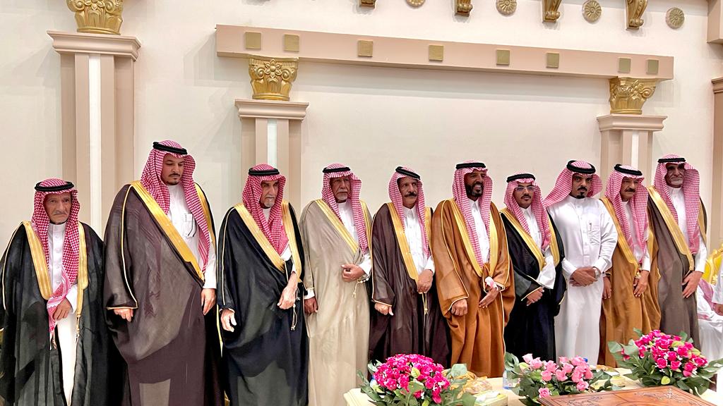 naifeal3bdalh's tweet photo. في ليلة من ليالي  عروس الشمال #عرعر المميزة والرائعه تشرفنابلقاء عدد من الشيوخ  والأهالي والاصدقاء و الأحبه، بزواج عبدالرحمن عواد الطرفاوي. الف مبروك اتمنى له حياة زوجية سعيدة وبالرفاهيه والبنين عمر الله حياتكم بالأفراح.. #الحدود_الشمالية #عرعر #رفحاء #طريف #العويقيلة https://t.co/g63kUXFS9s