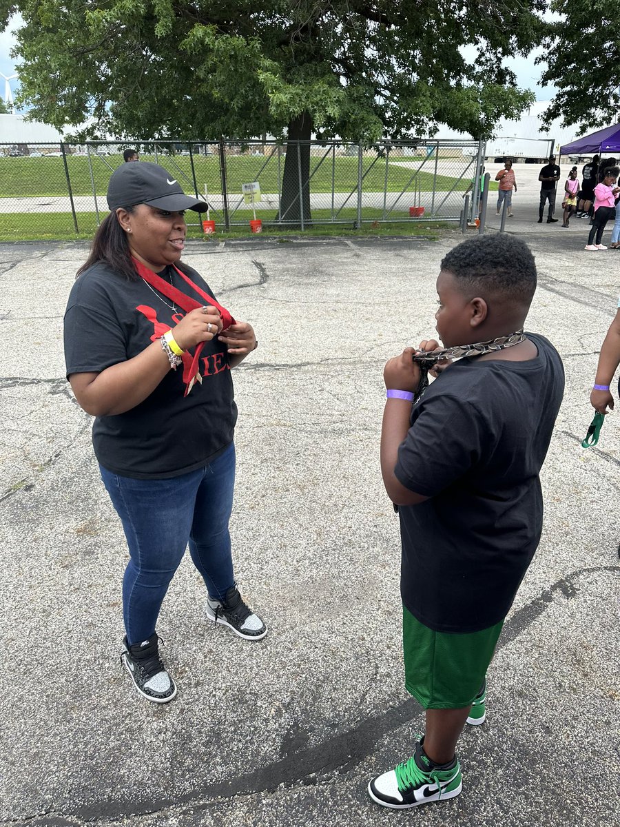 We had a good time with the @euclid_prep families. We even had my daughter out there with us today. <a href="/tray_bands/">Tray bands</a> @tahneye_ #1000ties #forouryouth #family