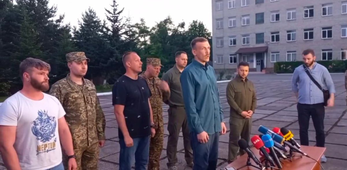 1-Azov komutanları Ukrayna'ya ulaştı ve halk tarafından sevgi ile karşılandılar.

Rusya ise olaya çok tepki göstererek, ''Türkiye'nin anlaşmaya uymadığını'' ifade ediyor.

#Moskova Azov liderlerimden ve onların ortaya koyduğu savaş ruhundan çok çekiniyor.