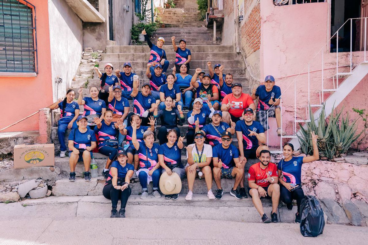 Qué gusto me dio ver a los vecinos unirse a la actividad de Brigada de limpieza en su colonia, sin duda el esfuerzo de todos nos asegura un #ZihuaLimpio 💯🧹 ¡Gracias equipo! 

<a href="/ZihuatanejoDIF/">DIF Zihuatanejo</a> 
<a href="/Gob_Zihuatanejo/">Gobierno de Zihuatanejo</a> 
#Col. Convergencia #BrigadaDeLimpieza