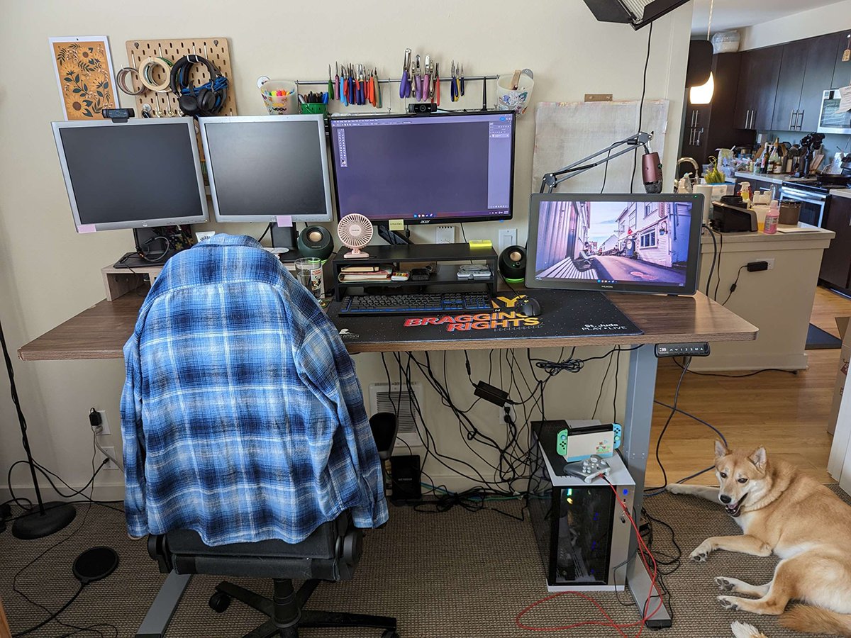 Upgraded my desk setup recently to get a desk big enough for both my personal and work PCs, and it's been a huge life improvement! 💖 The desk came from Flexispot and of of my fav things is that I can set a timer that will remind me to switch between sit/ stand positions 👏