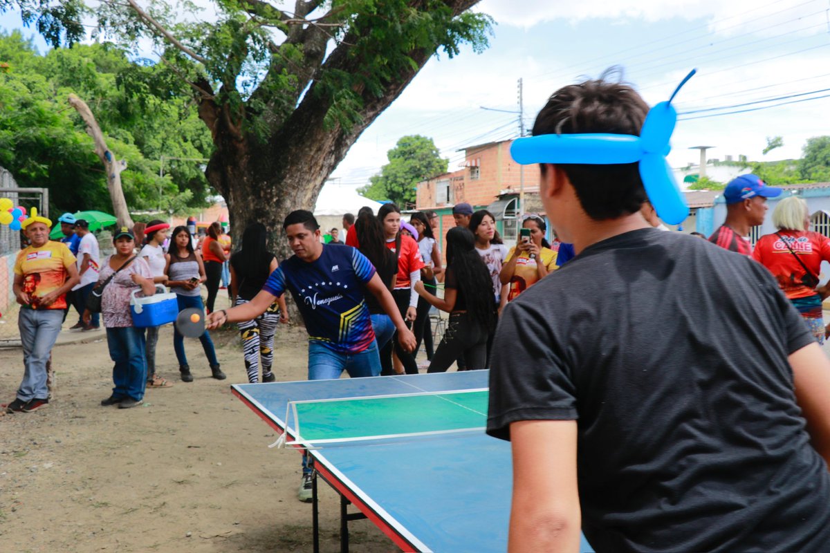Manueljuventud2's tweet photo. #8Jul ¡El @PartidoPSUV se la juega en la calle!

Participamos en los juegos recreativos y deportivos del PSUV en el municipio Santiago Mariño.

Una instancia que si duda nos convoca con la unidad y el sano esparcimiento entre nuestra militancia. Aquí se llevan a cabo partidas de dominó, bolas criollas, pelotica de goma, baloncesto 3x3, ping pong y chapita.

PD: Todavía me queda pa echar unas cuantas partidas de chapita 😅 #GeneraciónTricolor