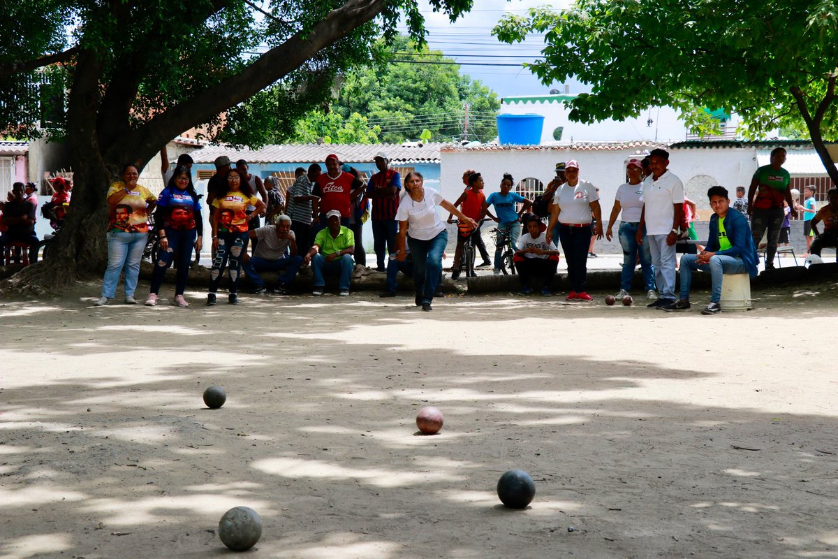 #8Jul ¡El <a href="/PartidoPSUV/">PSUV</a> se la juega en la calle!

Participamos en los juegos recreativos y deportivos del PSUV en el municipio Santiago Mariño.

Una instancia que si duda nos convoca con la unidad y el sano esparcimiento entre nuestra militancia. Aquí se llevan a cabo partidas de