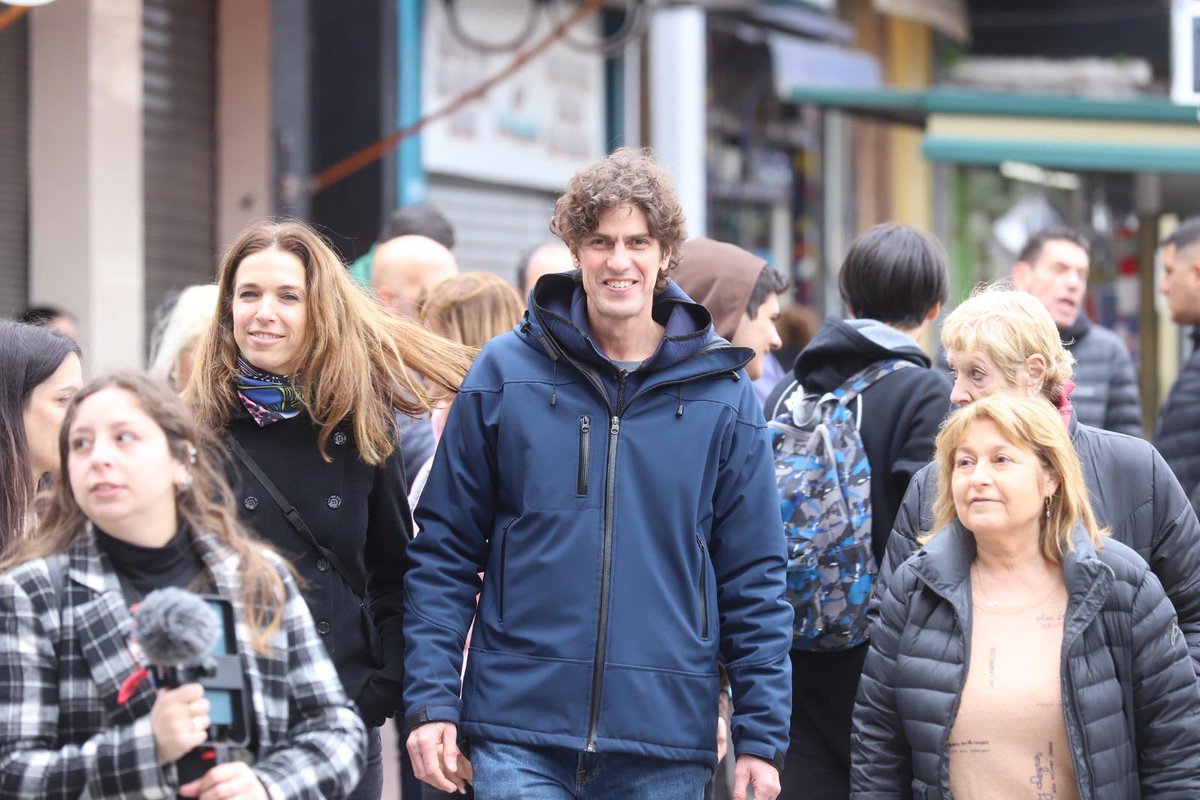 GugaLusto's tweet photo. Hoy charlamos con vecinos de Mataderos, Parque Avellaneda y Liniers. Junto con @gracielaocana, @marielacoletta, @manuelathourte y @SergioAbrevaya escuchamos sus preocupaciones e ideas para resolver lo que aún falta. Tenemos un gran equipo que conoce la Ciudad y trabaja hace años para mejorarle la vida a los porteños.