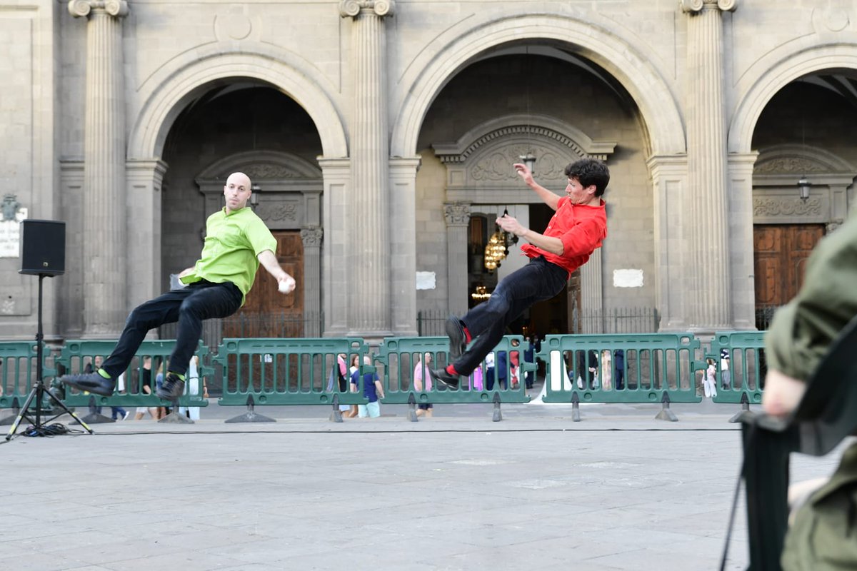 LpaCultura's tweet photo. Los soportales de la Catedral han sido testigos de un duelo entre disciplinas artísticas. Entre la danza y la acrobacia, los malabares y equilibrios se han movido los protagonistas de «Baktana» de la compañía franco sueca afincada en Valencia Lazuz 🙌 🙌 #27temudas https://t.co/vDTCcbfssV