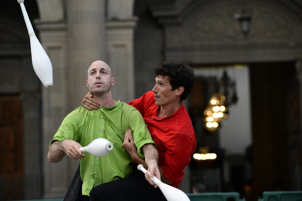 LpaCultura's tweet photo. Los soportales de la Catedral han sido testigos de un duelo entre disciplinas artísticas. Entre la danza y la acrobacia, los malabares y equilibrios se han movido los protagonistas de «Baktana» de la compañía franco sueca afincada en Valencia Lazuz 🙌 🙌 #27temudas https://t.co/vDTCcbfssV