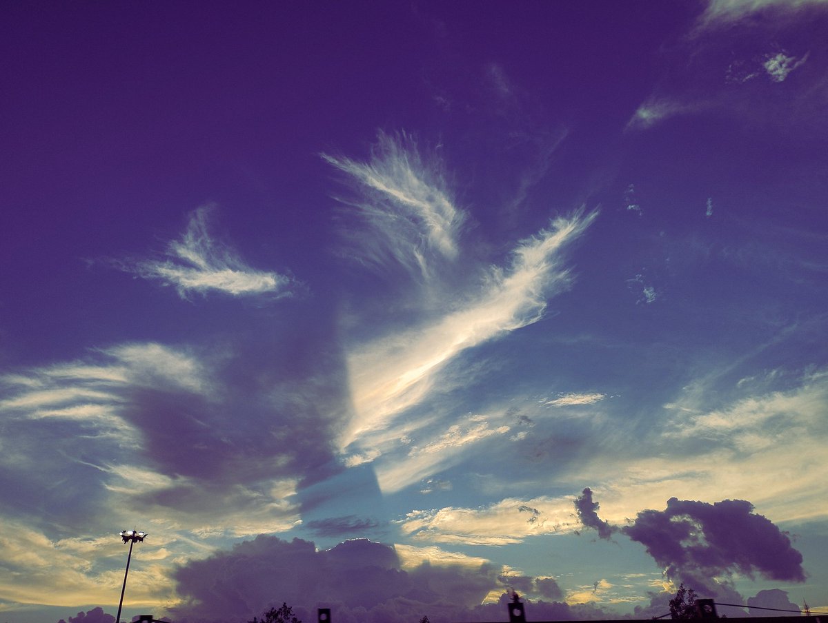 cornykanni's tweet photo. the sky looked pretty https://t.co/XRg3GPA4L4