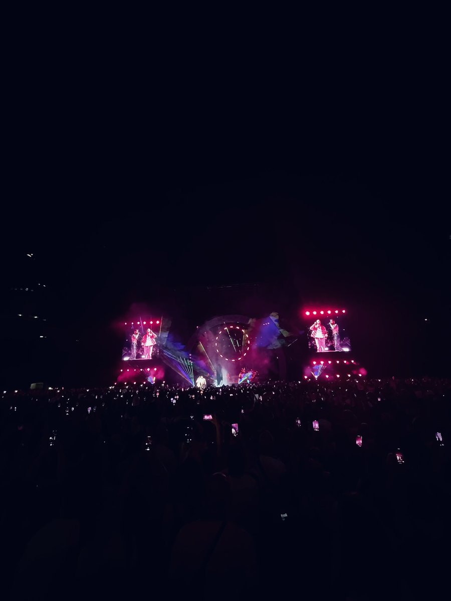 mengonimarco's tweet photo. FIORI D’ORGOGLIO 

Ernia con noi a Milano ❤️
#MarcoNegliStadi2023 https://t.co/MwGNKhYWGY